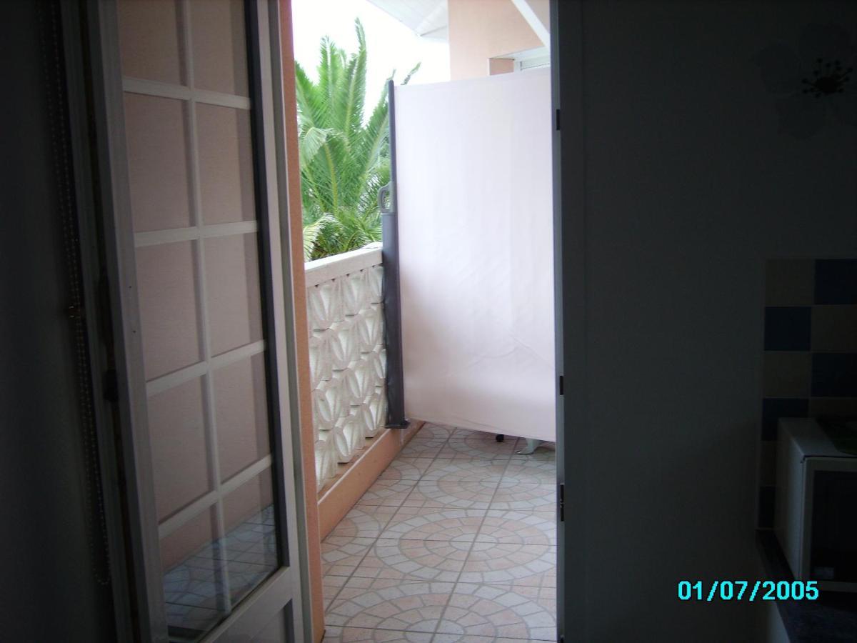 Chez Martine Appt Climatise 1 Chambre كابروتو المظهر الخارجي الصورة